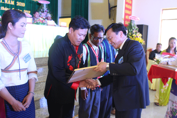 Đồng chí Võ Văn Hoàng – Trưởng Ban Dân tộc tỉnh, trao giấy khen cho các tập thể, cá nhân tiêu biểu