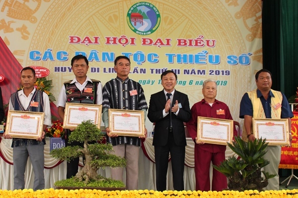 Đồng chí Võ Văn Hoàng, Trưởng Ban Dân tộc tỉnh Lâm Đồng, tặng giấy khen cho các tập thể và cá nhân