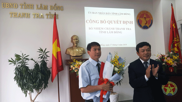 Chủ tịch UBND tỉnh Đoàn Văn Việt trao Quyết định bổ nhiệm chức vụ Chánh Thanh tra tỉnh