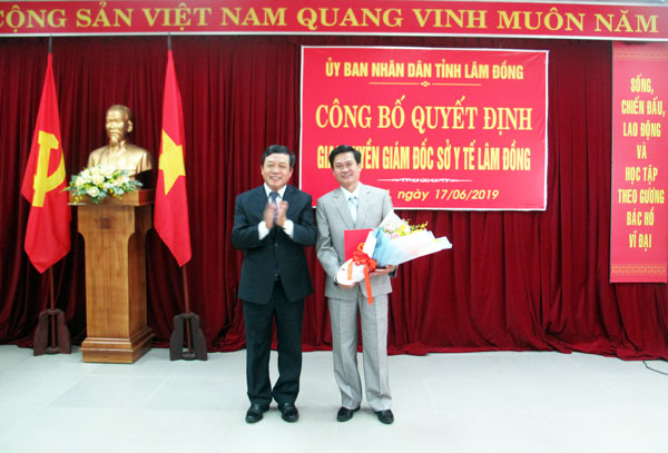 Chủ tịch UBND tỉnh Đoàn Văn Việt trao Quyết định Quyền Giám đốc Sở Y tế Lâm Đồng cho BS Nguyễn Đức Thuận