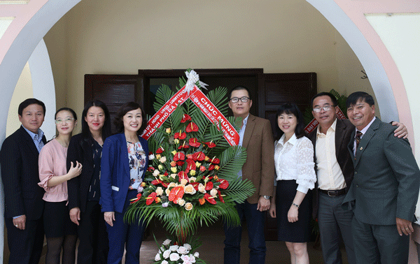 Bí thư Thành ủy Đà Lạt tặng hoa chúc mừng văn phòng thường trú Báo Thanh Niên tại Lâm Đồng