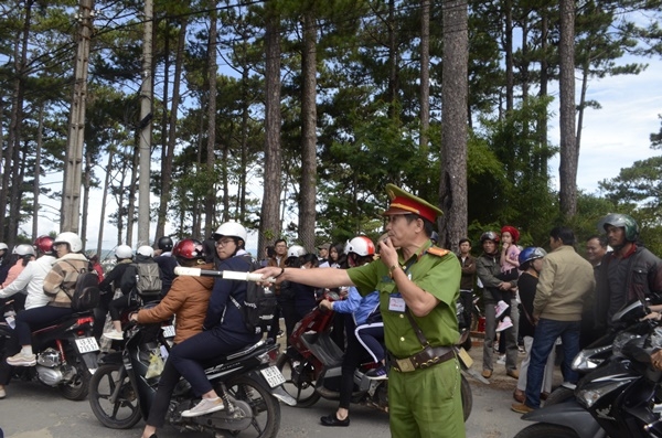 Lực lượng công an phân luồng giao thông để tránh tính trạng kẹt xe tại các điểm thi