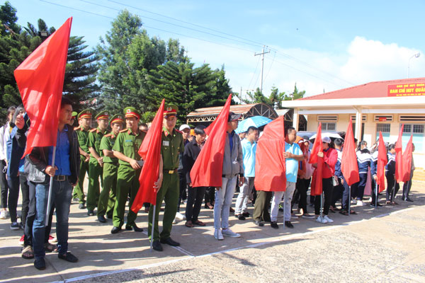 Đông đảo đoàn viên thanh niên và học sinh tham gia lễ ra quân