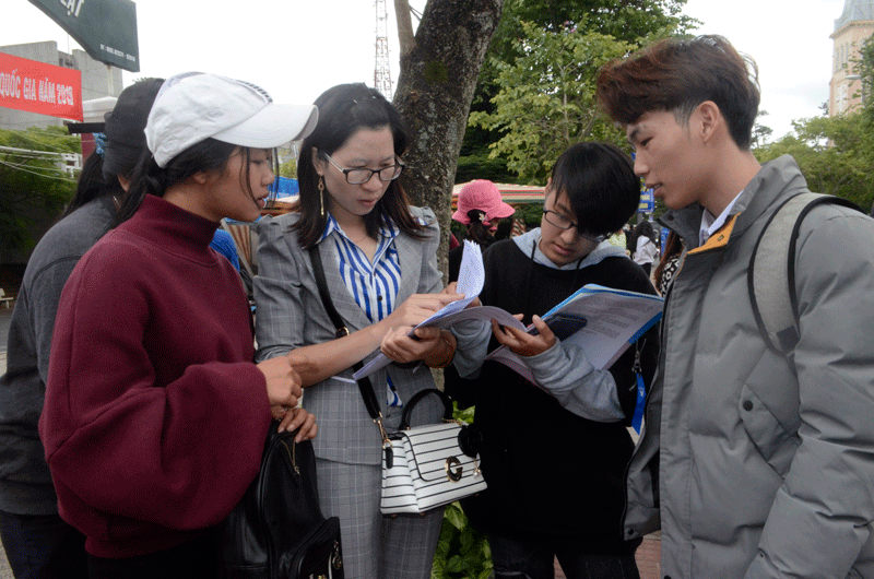 Thí sinh Trường THCS&THPT Tà Nung trao đổi với giáo viên về đề thi môn Lịch sử ngay sau khi thi xong tổ hợp Khoa học xã hội