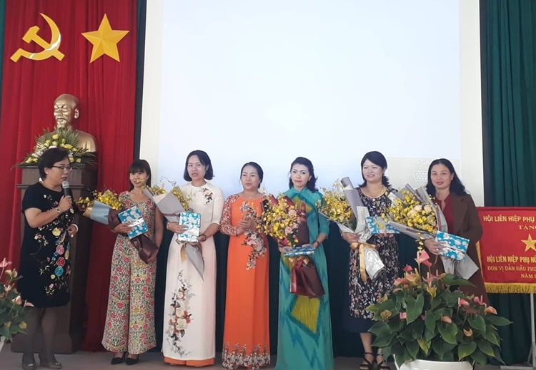 Ban Chủ nhiệm Câu lạc bộ tặng hoa chúc mừng 5 thành viên mới 