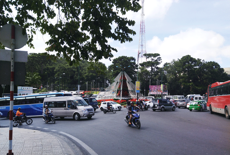 Phương tiện giao thông Đà Lạt tăng nhanh gây phát thải khí nhà kính. Ảnh: D.Quỳnh