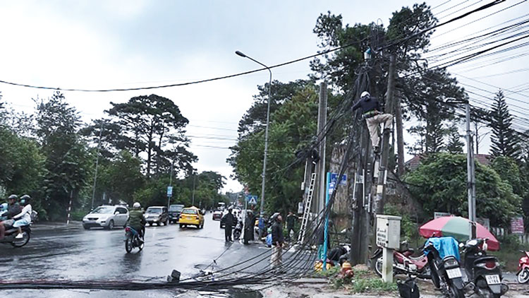 Các đơn vị liên quan đang khắc phục sự cố xe khách vướng dây cáp, kéo gãy đổ 3 trụ điện trên đường Trần Hưng Đạo