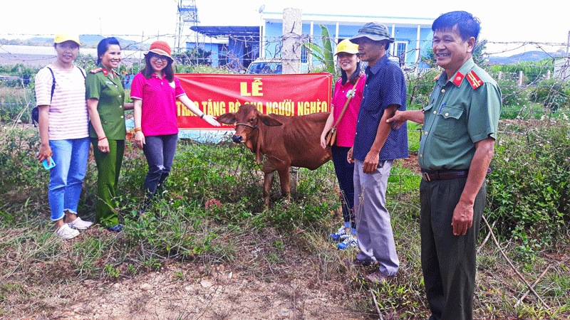 Đại diện Công an huyện Đơn Dương tặng bò cho các hộ nghèo 