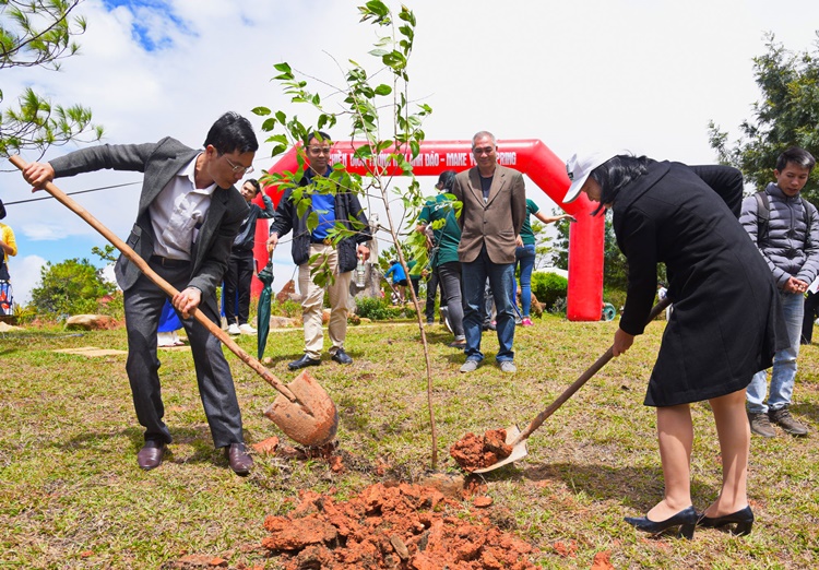 Đại diện lãnh đạo UBND huyện Đơn Dương và bà Nguyễn Thị Kim Giang - Tổng Giám đốc Dalattourist, cùng trồng cây mai anh đào