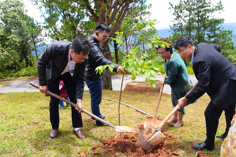 Nhà tài trợ là các doanh nghiệp cũng tham gia trồng cây