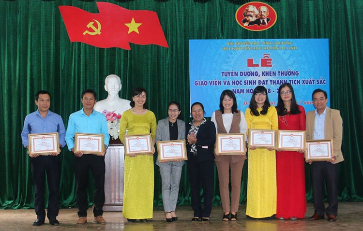 Hội Khuyến học huyện Di Linh tặng Giấy khen cho giáo viên và học sinh có thành tích cao