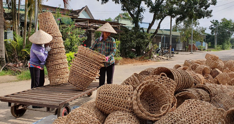 Đan gia công giỏ bèo tây xuất khẩu của HTX tiểu thủ công nghiệp An Bình (Cát Tiên). Ảnh: Lê Hoa