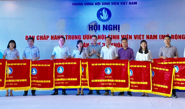 HSV Trường Đại học Đà Lạt (thứ 4 từ phải qua) được nhận Cờ thi đua của Trung ương HSV Việt Nam