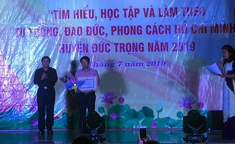 trao giải nhất cho đội liên quân chi bộ cơ quan HĐND - chi bộ trung tâm văn hóa thông tin và thể thao - chi bộ phòng văn hóa thông tin- chi bộ thanh tra tư pháp huyện