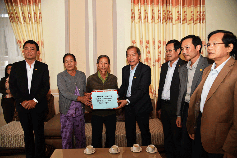 Thăm tặng quà gia đình Ông Nguyễn Tế, thương binh hạng ¾, tổ dân phố Hợp Thành, thị trấn Lạc Dương