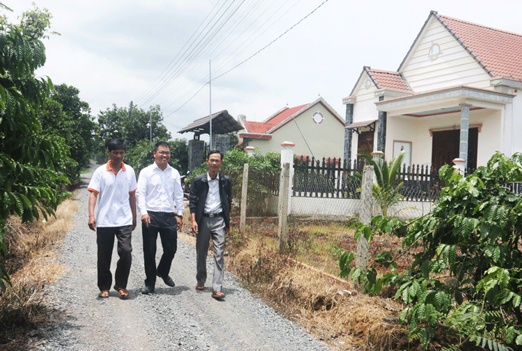 Ông Trần Văn Uy (áo đen) luôn gần gũi, biết lắng nghe tâm tư, nguyện vọng của dân. Ảnh: N.B