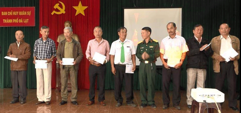 Thượng tá Phạm Thanh Tùng - Chính trị viên Ban chỉ huy Quân sự thành phố Đà Lạt trao các quyết định cho đối tượng được nhận trợ cấp một lần theo Quyết định 142 và 62 của Thủ tướng Chính phủ