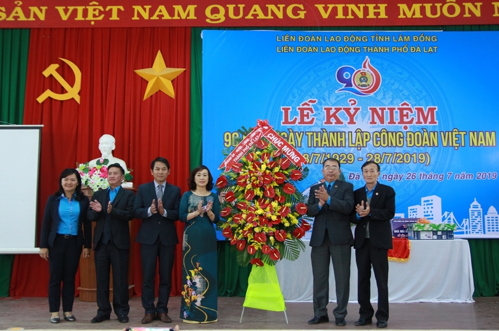 Lãnh đạo TP Đà Lạt tặng hoa chúc mừng kỷ niệm 90 năm Ngày thành lập Công đoàn Việt Nam