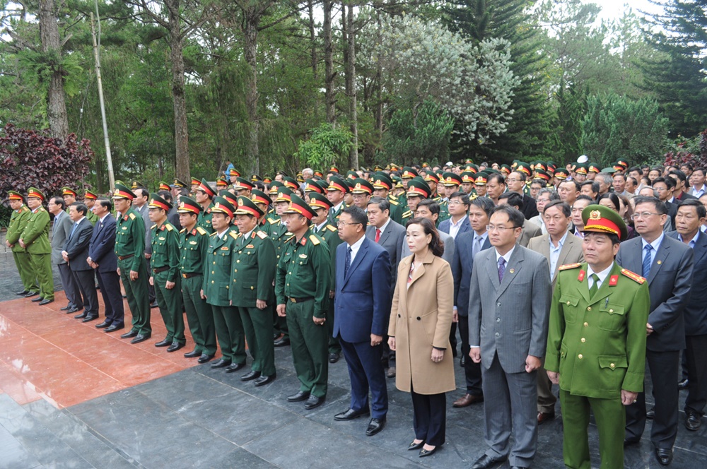 Lãnh đạo tỉnh viếng Nghĩa trang liệt sỹ Đà Lạt