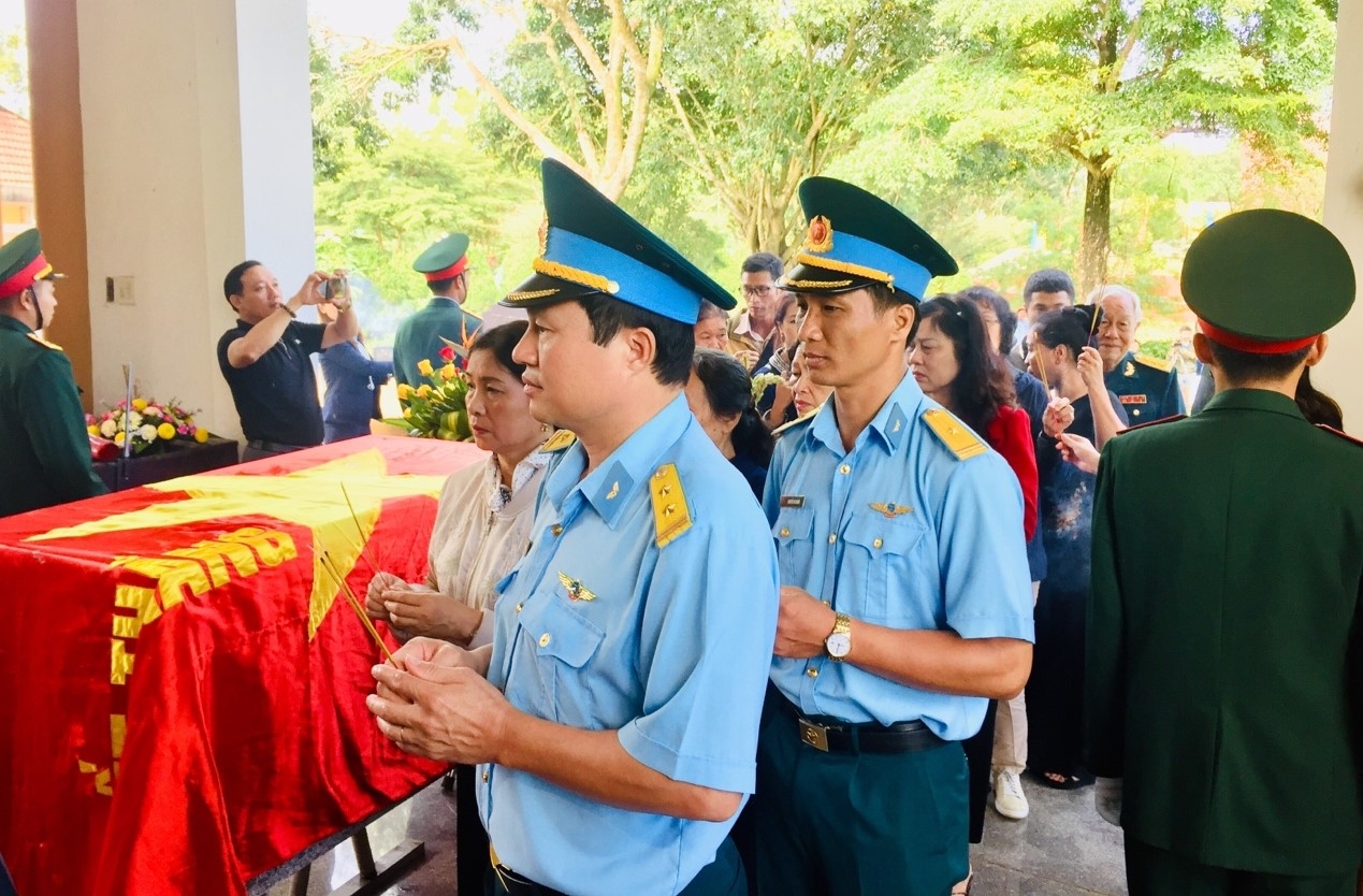 Người thân, đồng chí, đồng đội thắp hương tưởng nhớ, tri ân các liệt sĩ, quân nhân