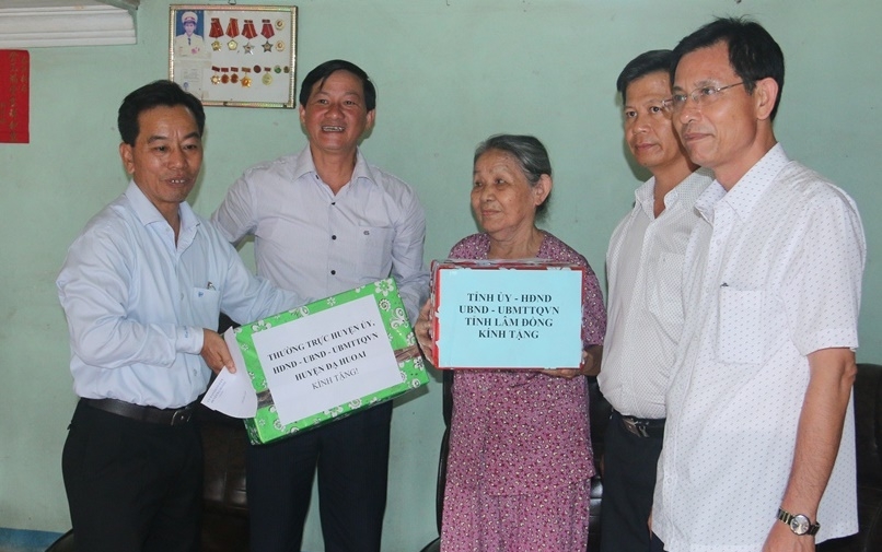  Đồng chí Phó Bí thư Thường trực Tỉnh ủy tặng quà cho bà Nguyễn Thị Chúng – người hoạt động cách mạng bị địch bắt tù đày (thị trấn Đạ M’ri, huyện Đạ Huoai)