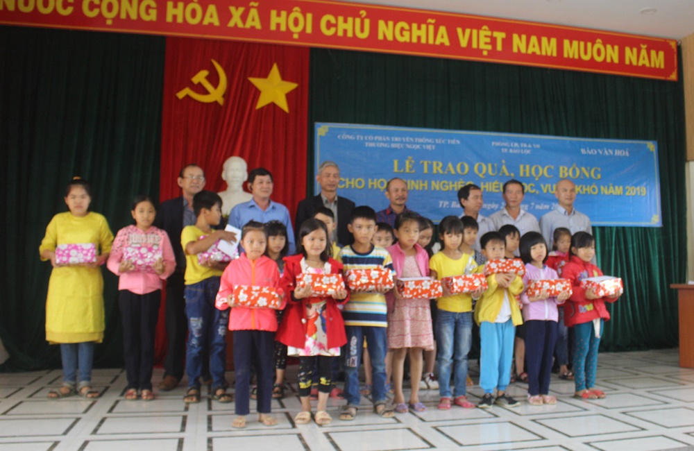 Công ty Ngọc Việt trao quà cho học sinh nghèo vượt khó