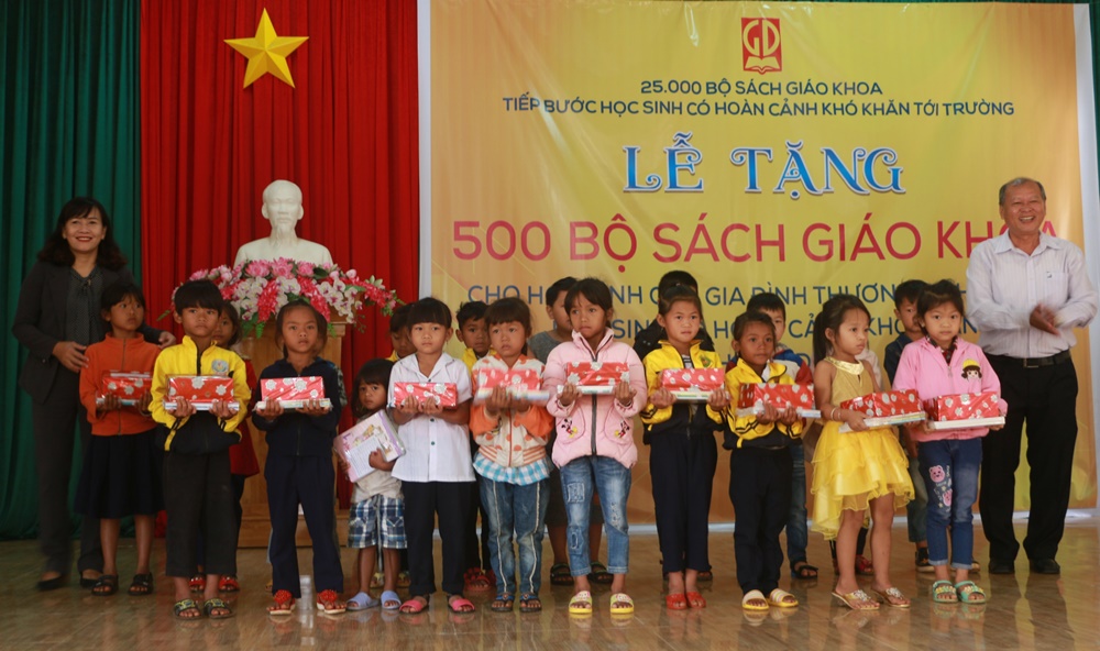 Tặng 500 bộ sách giáo khoa cho học sinh gia đình chính sách