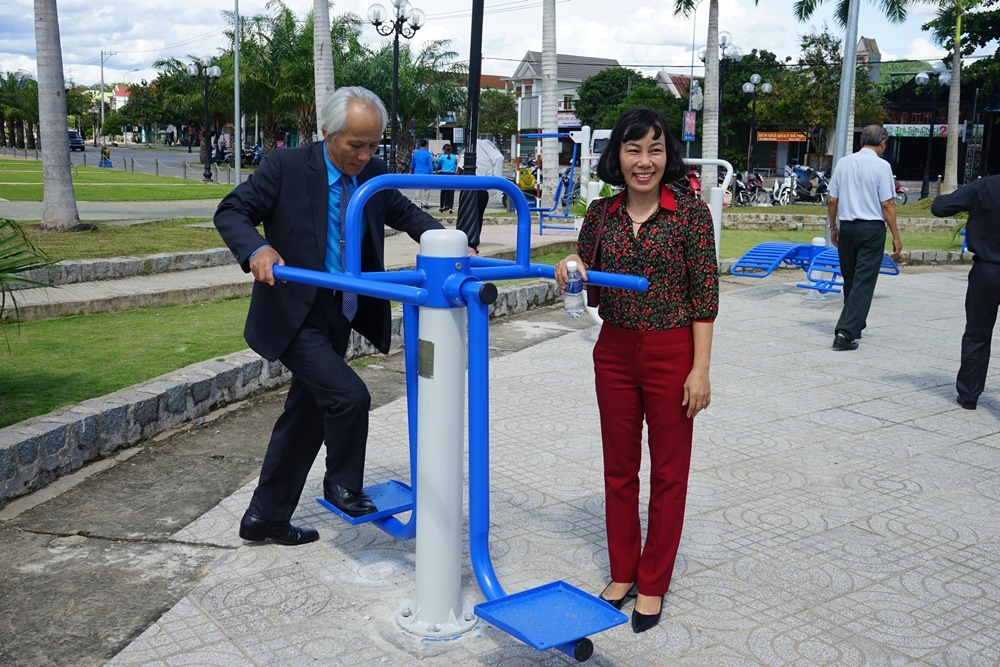 Lãnh đạo Liên đoàn Lao động tỉnh Lâm Đồng và huyện Đạ Tẻh tham quan máy tập thể dục ngoài trời