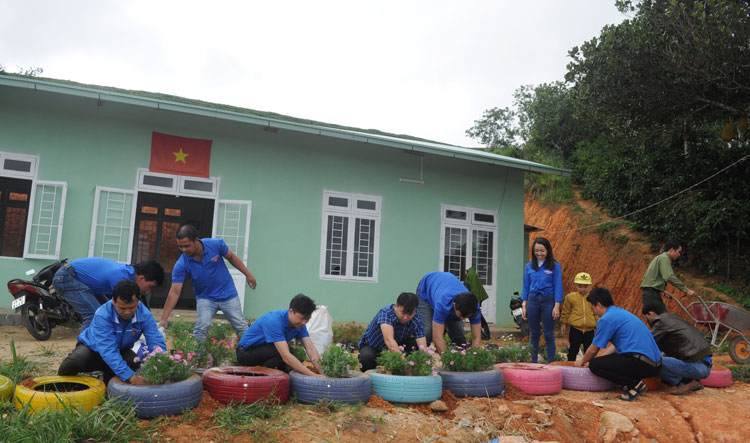 Các đoàn viên, thanh niên tham gia trồng hoa cây cảnh trên địa bàn