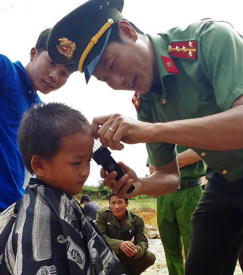 ĐVTN cắt tóc miễn phí cho bà con Làng H’Mông (Thôn 3, Lộc Bảo)