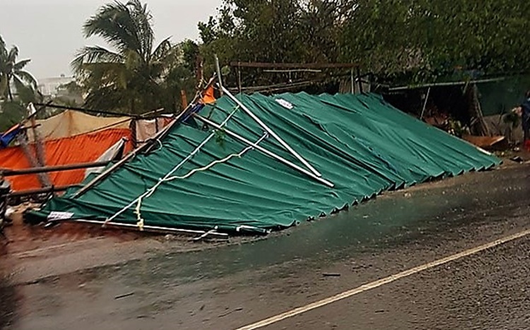 Dãy nhà tôn buôn bán của người dân khu vực Chợ mới Bảo Lộc bị gió lốc thổi sập