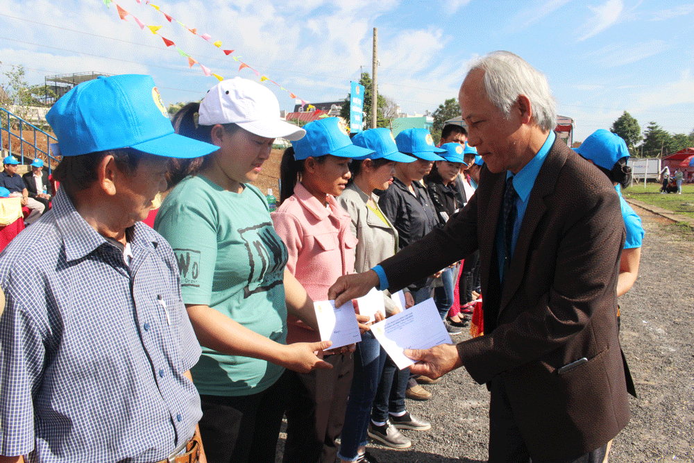 Ông Phạm Văn Được - Phó Chủ tịch LĐLĐ tỉnh, trao quà cho CNVCLĐ có hoàn cảnh khó khăn nhân “Tháng Công nhân” 2019. Ảnh: T.V