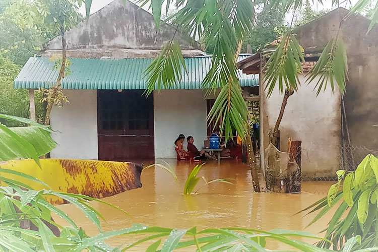 Nhà của người dân xã Tiên Hoàng ngập sâu trong nước