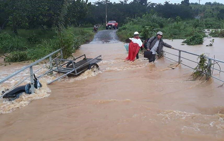 Đường Thôn 11 (xã Đạ kho, huyện Đạ Tẻh) bị nước ngập làm chia cắt