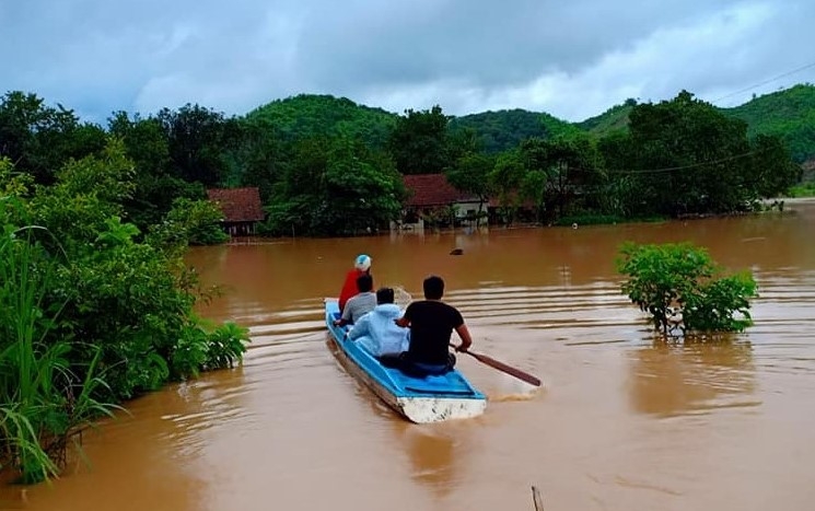 Lực lượng cứu hộ tiếp cận các hộ dân bị cô lập tại thôn 6 (xã Mỹ Đức)