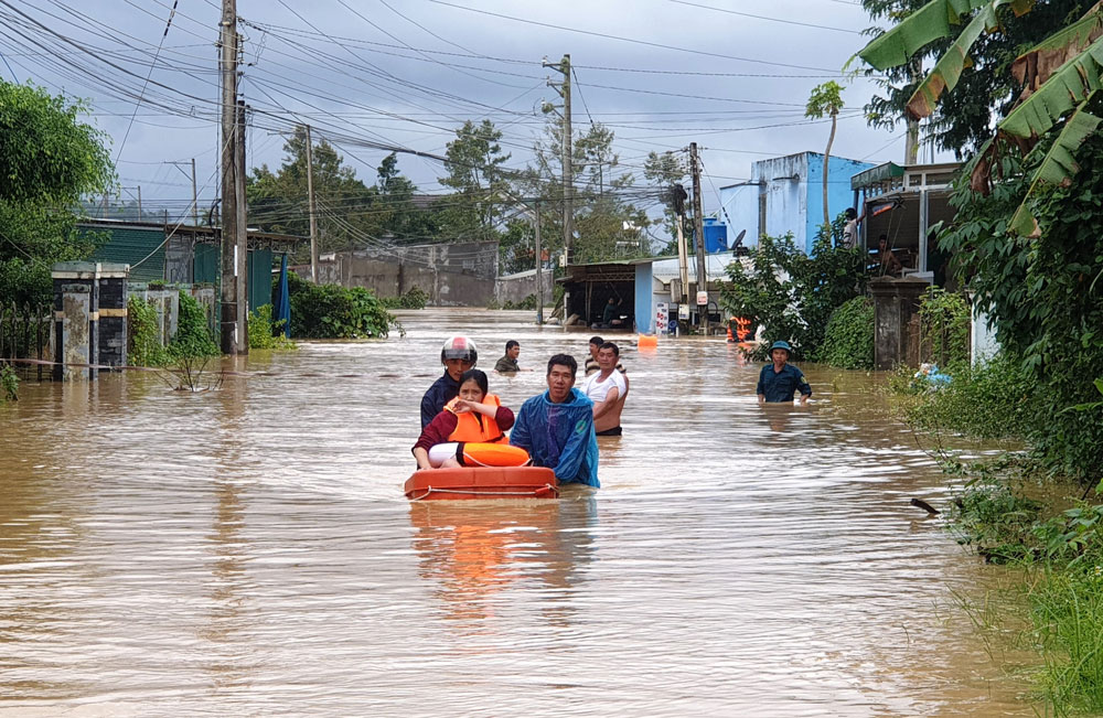 Lực lượng cứu hộ nỗ lực sơ tán người dân bị mắc kẹt