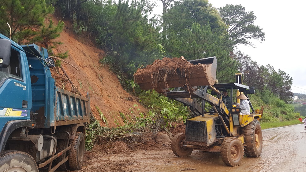 Công nhân Công ty CP Dịch vụ đô thị Đà Lạt khắc phục các điểm sạt lở trên đường Đà Lạt đi Suối Vàng