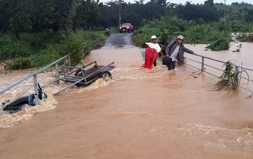 Mưa lớn kéo dài, nhiều địa phương chìm trong biển nước