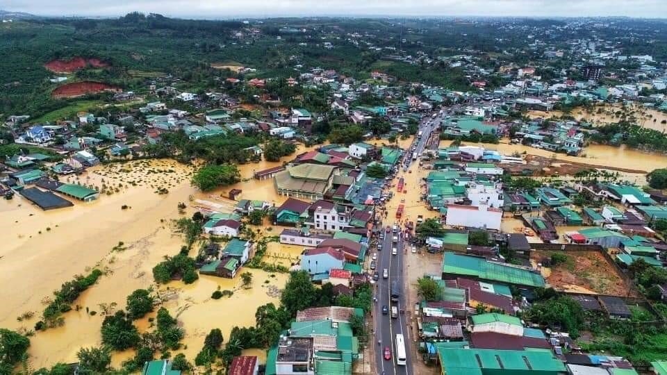 Bảo Lộc bị lũ nhấn chìm trong biển nước