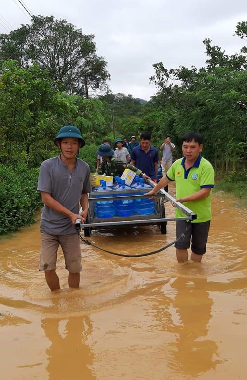 Lực lượng chức năng chuyển nước sạch đến cho người dân Thôn 3 (xã Triệu Hải, huyện Đạ Tẻh)