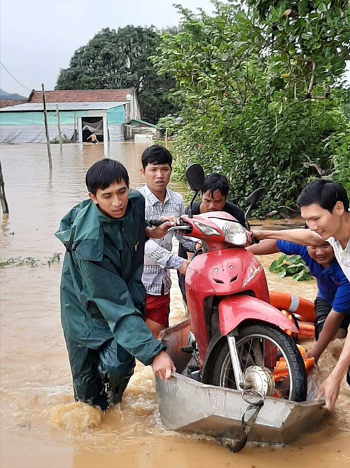 Lực lượng thanh niên giúp di dời xe máy của người dân ra khỏi vùng lũ