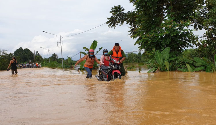 Lực lượng cứu hộ luôn thường trực giúp người dân