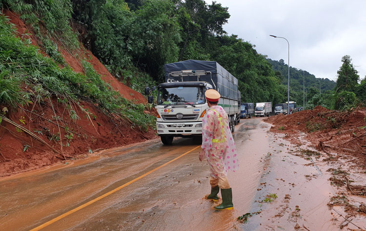 Sau gần 5 giờ ngừng tê liệt, đèo Bảo Lộc đã lưu thông trở lại