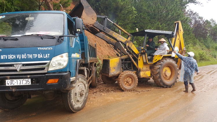 Lực lượng chức năng TP Đà Lạt khắc phục các điểm sạt lở do mưa lũ nhằm đảm bảo an toàn cho các phương tiện giao thông