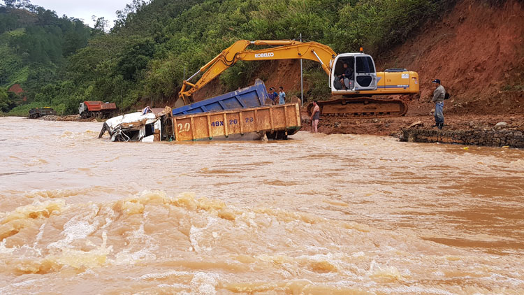 Tập trung khắc phục hậu quả, cẩu các phương tiện bị nước cuốn trôi lên bờ