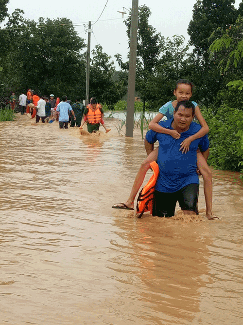 Đoàn viên, thanh niên di tản người dân ra khỏi vùng lũ.