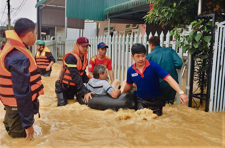 Đoàn viên thanh niên Bảo Lộc giúp dân vượt lũ