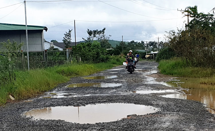 Đường sá bị nước lũ bào mòn hư hỏng