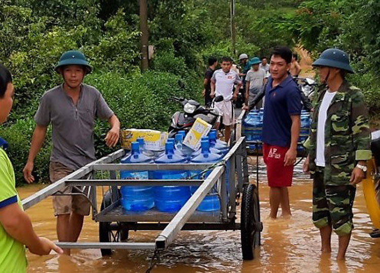 Các lực lượng tiếp nước giúp người dân Đạ Tẻh sau lũ