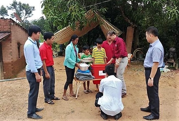 Phó Chủ tịch Trung ương Hội CTĐ Việt Nam đến thăm các hộ dân bị thiệt hại nặng sau lũ